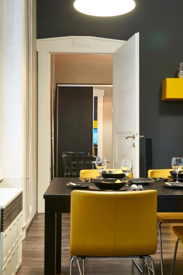 Central Location Yellow-Black Apartment Budapest Ngoại thất bức ảnh