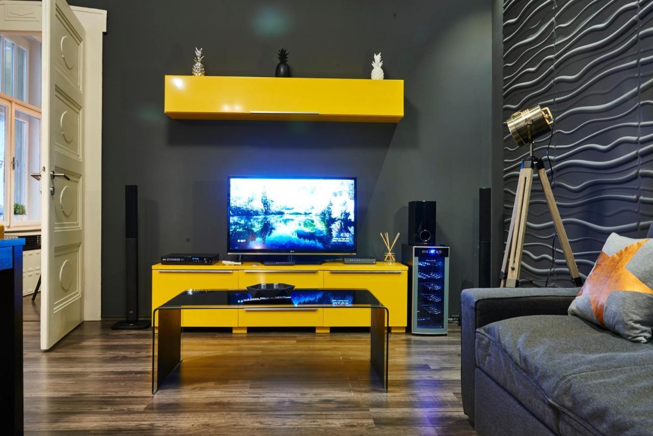 Central Location Yellow-Black Apartment Budapest Ngoại thất bức ảnh