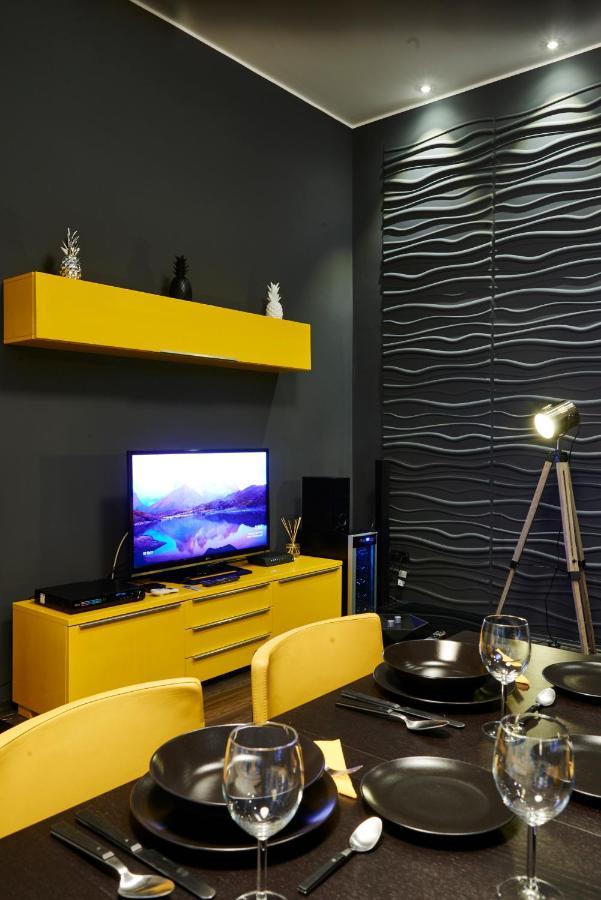 Central Location Yellow-Black Apartment Budapest Ngoại thất bức ảnh