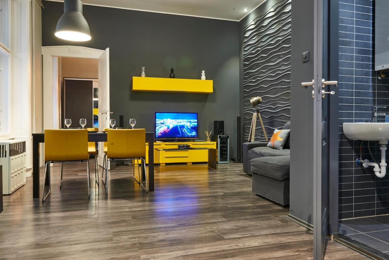 Central Location Yellow-Black Apartment Budapest Ngoại thất bức ảnh